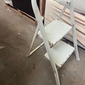 Lote siguiente: Escalera Doméstica Plegable Blanca de Dos Peldaños