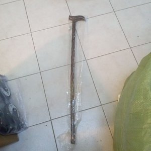 Baston de Madera Oscura con Empuñadura Curva - imagen 3