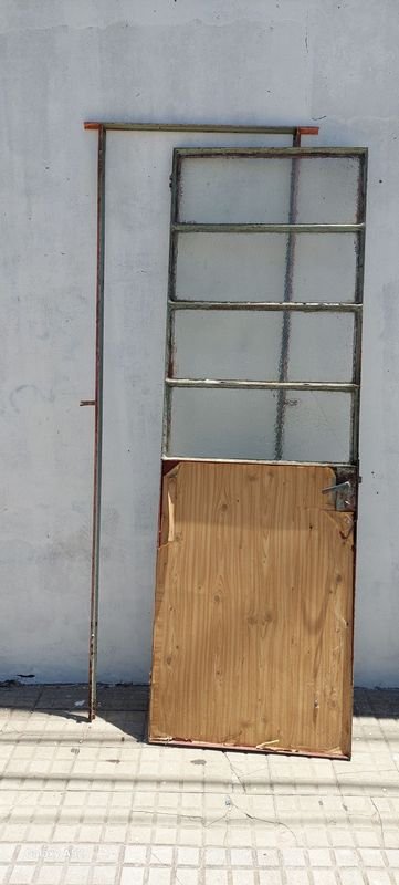 Puerta de chapa con marco antiguo - imagen 2