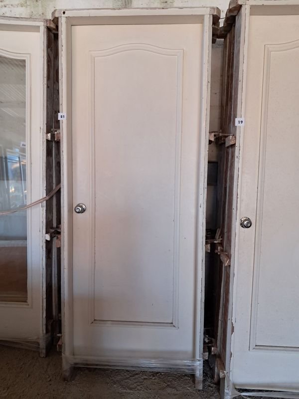 Puertas de madera con bisagras de metal - imagen 1