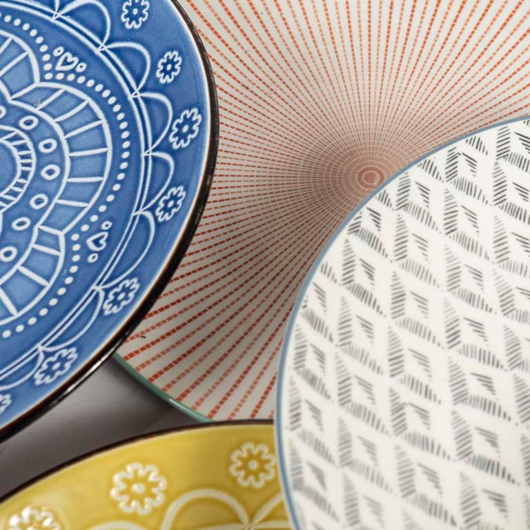 Platos de porcelana y cerámica variados - imagen 2