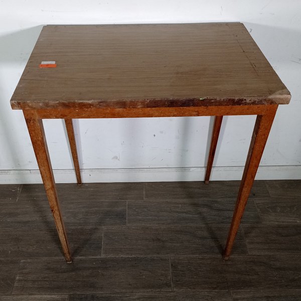 Mesa de madera con tapa de fórmica y desgaste - imagen 1