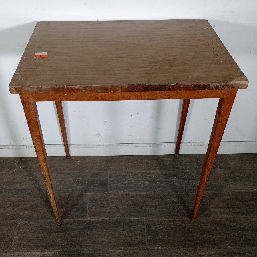 Mesa de madera con tapa de fórmica y desgaste