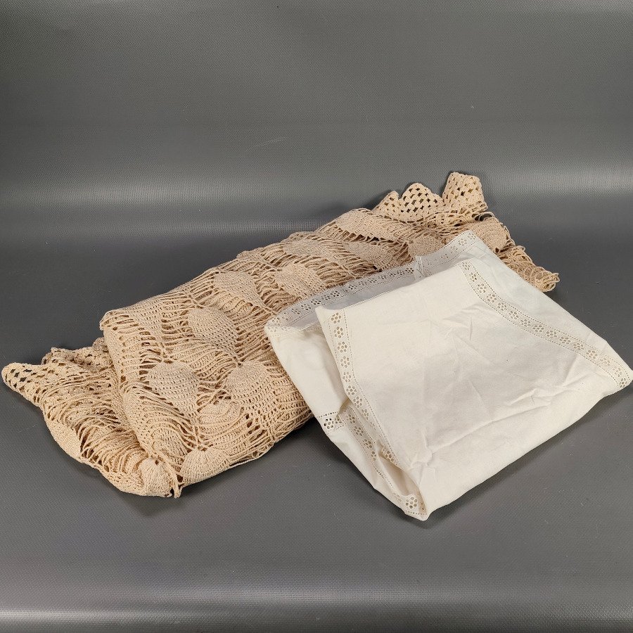 Mantel Circular Tejido Beige y Delantal Blanco