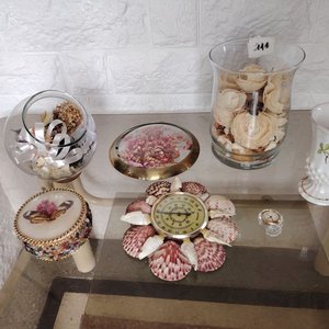 Lote de Varios Objetos Decorativos: Floreros, Relojes y Alhajero - imagen 3