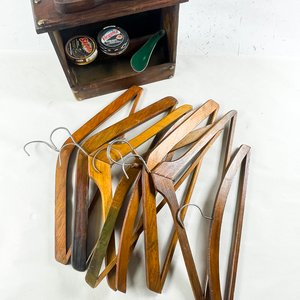 Lote de 9 Perchas de Madera y Cajón Zapatero con Lustra Botas - imagen 2
