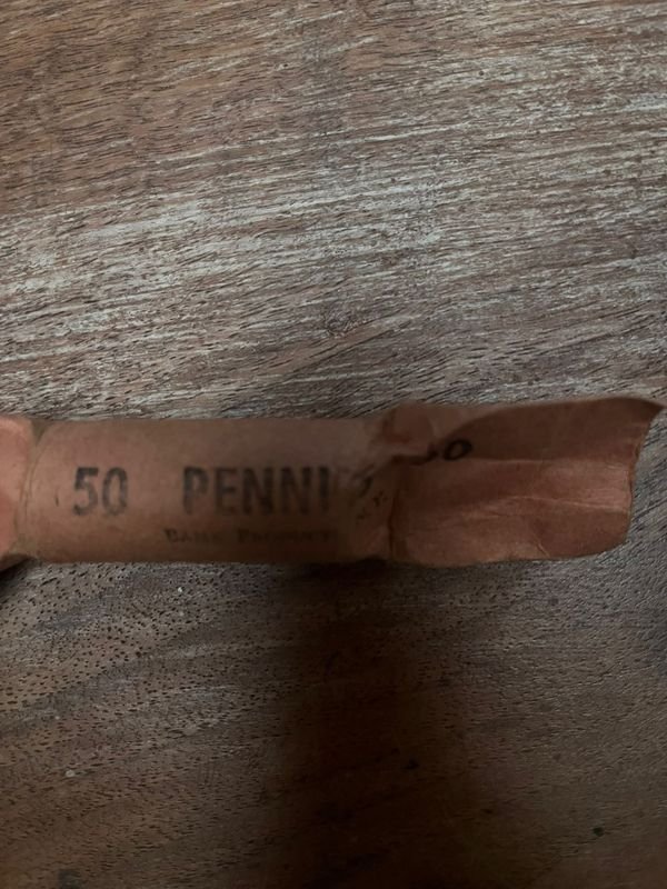 Lote siguiente: Monedas de un centavo, papel moneda y accesorios