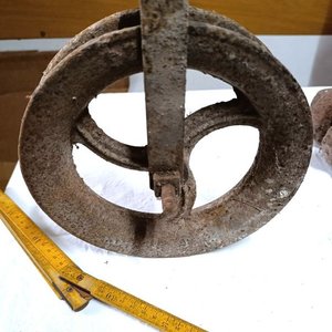 Roldana y Grillete Antiguos de Hierro Oxidado - imagen 5