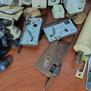 Lote de Varios Artículos: Reloj de Pared, Cerraduras y Componentes Eléctricos - imagen 3