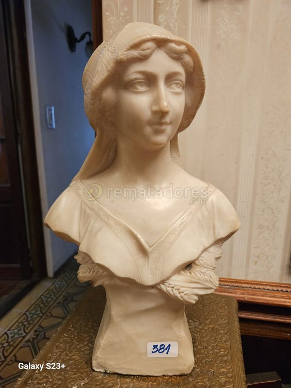 Busto de Mujer Clásica en Mármol