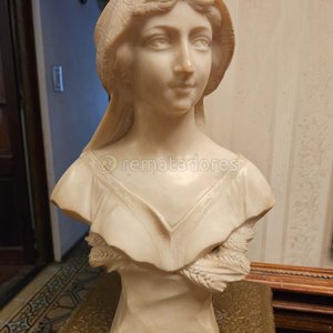 Lote siguiente: Busto de Mujer Clásica en Mármol