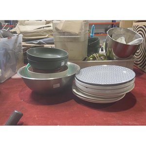 Lote siguiente: Lote de Platos y Cuencos de Cerámica con Diseño