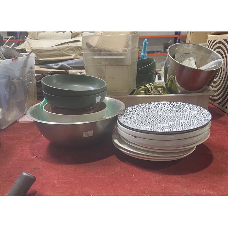 Lote de Platos y Cuencos de Cerámica con Diseño