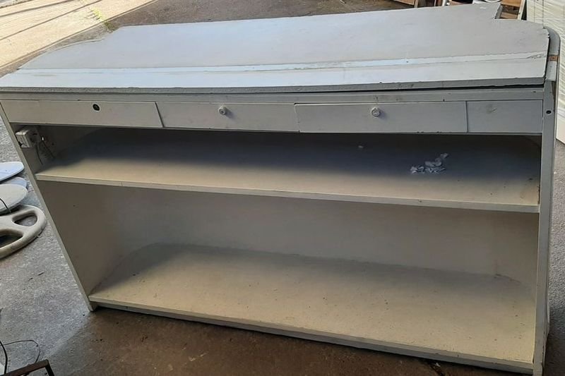 Lote siguiente: Mueble de cocina con tres cajones y barra blanca