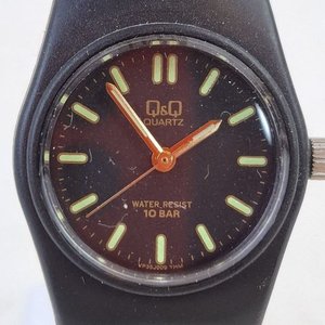 Reloj de Pulsera Q&Q Negro con Dial Oscuro y Resistencia al Agua - imagen 2