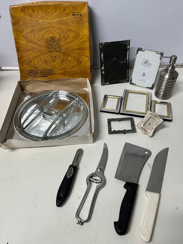 Set de Cocina y Hogar: Copetinero de Acero con Bandeja de Vidrio, 5 Portaretratos y Utensilios Varios - imagen 1