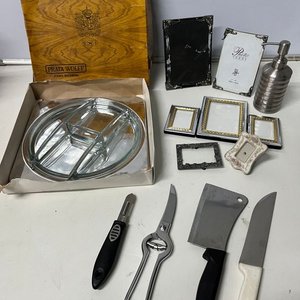 Lote anterior: Set de Cocina y Hogar: Copetinero de Acero con Bandeja de Vidrio, 5 Portaretratos y Utensilios Varios