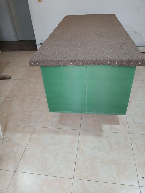 Mesa de Trabajo Rodante con 6 Cajones y Espacios de Almacenamiento