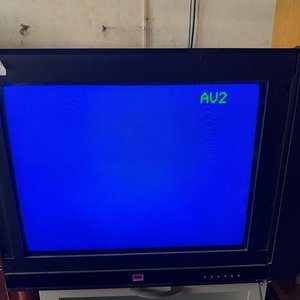 Lote siguiente: Televisor Antiguo CRT con Barras Laterales de Audio