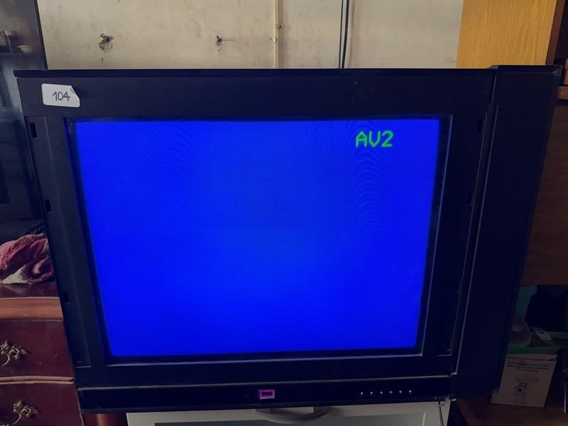 Televisor Antiguo CRT con Barras Laterales de Audio