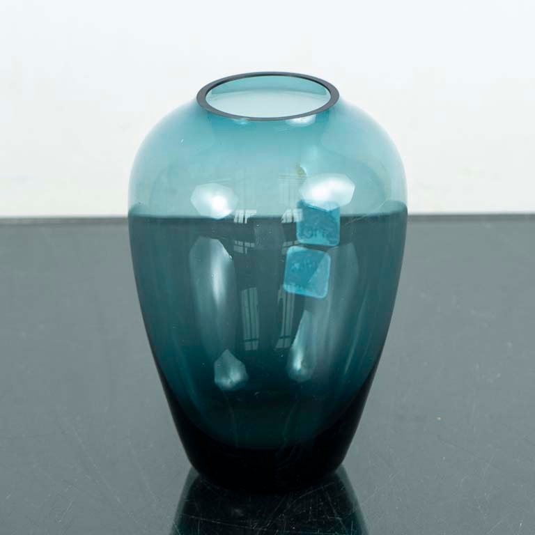 Lote anterior: Florero de vidrio azul