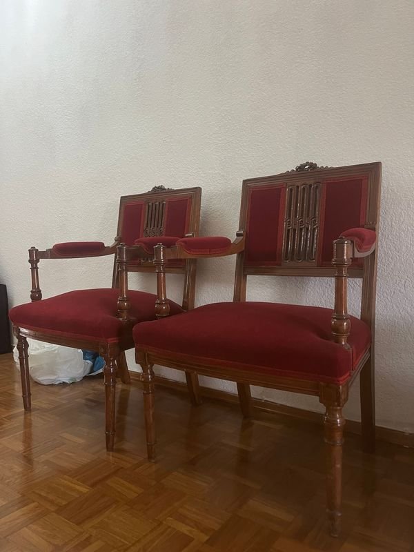Pareja de sillas estilo renacentista - imagen 3