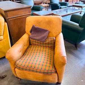 Sillón Individual de Cuero Naranja con Reposapiés y Mesa Auxiliar Redonda - imagen 3