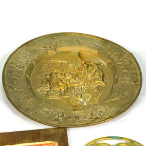 Lote de Dos Piezas: Cuadro Circular Repujado en Bronce y Cuadro con Lámina - imagen 4