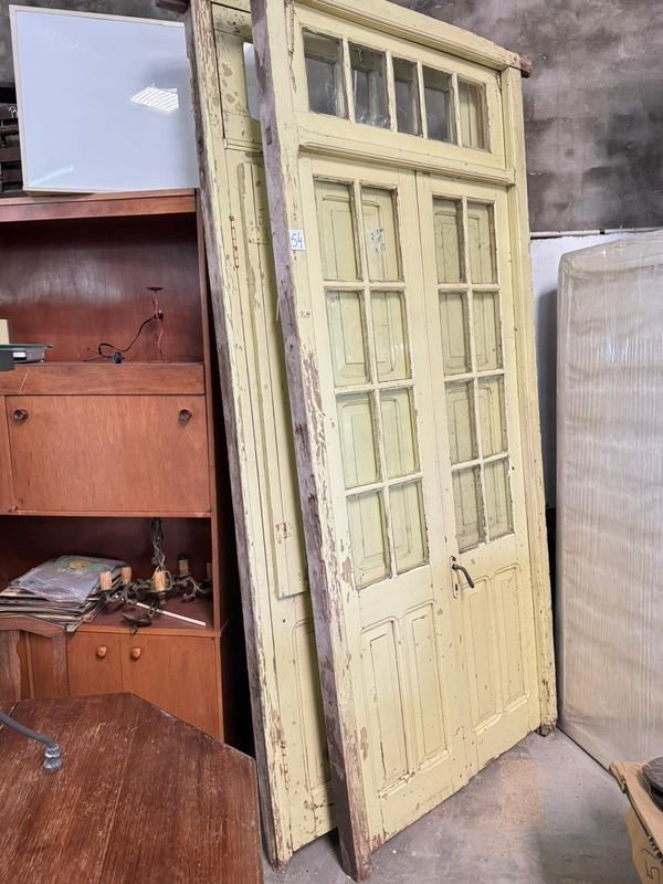 Puertas de madera con postigos y muebles para almacenamiento - imagen 3