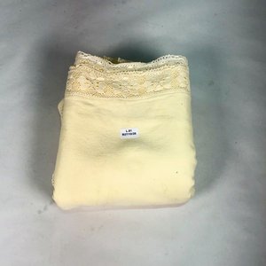 Lote siguiente: Mantel Beige en Hilo con Borde Calado y Encaje