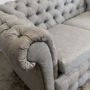 Sofá de 2 Cuerpos Gris Capitoneado con Almohadones - imagen 2