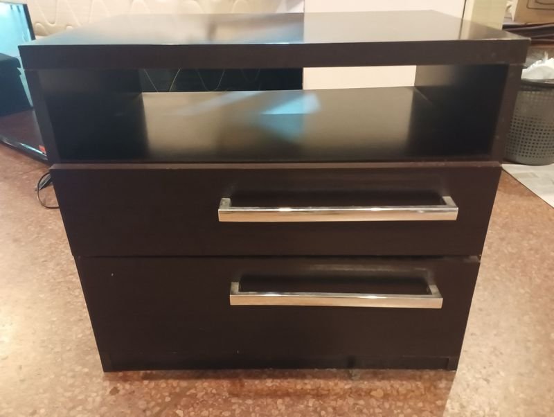 Lote siguiente: Mesa de escritorio con dos cajones en buen estado