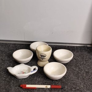 Lote anterior: Lote de 5 piezas de cerámica blanca: huevera y teteras decoradas