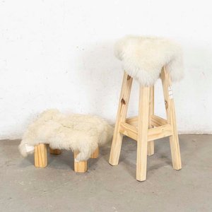 Taburete y Banqueta de Pino con Fundas de Corderito - imagen 1