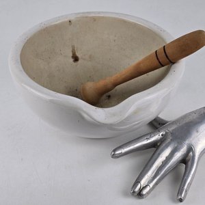 Mortero Antiguo de Porcelana Blanca con Mazo de Madera - imagen 1