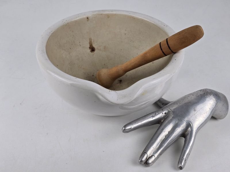 Mortero Antiguo de Porcelana Blanca con Mazo de Madera