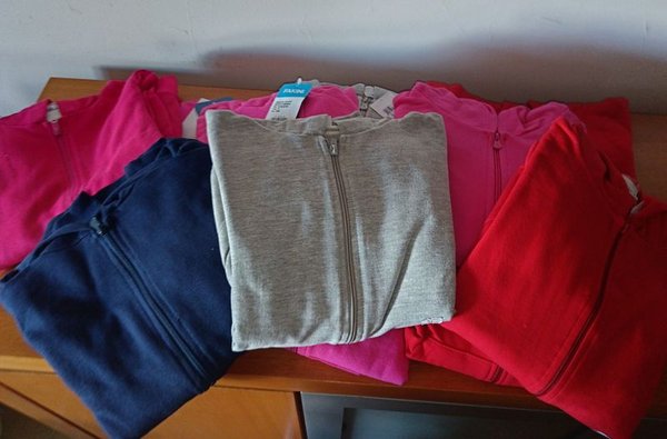 Lote de camperas y accesorios para niños - imagen 1
