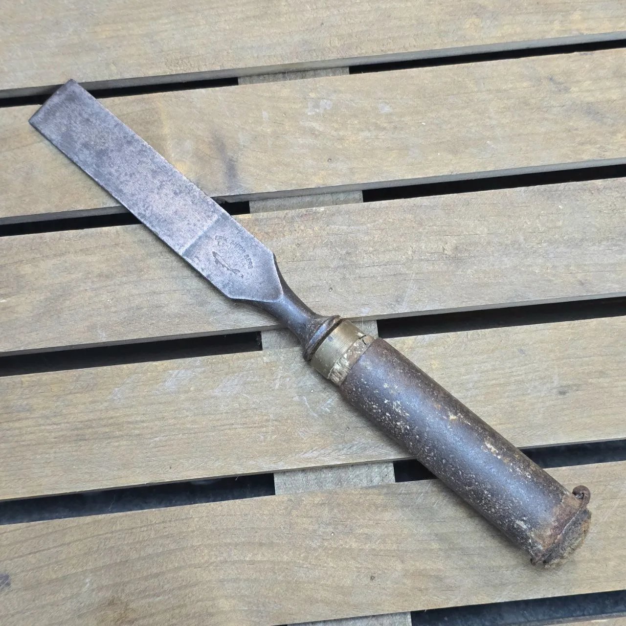 Chisela de metal con mango de madera - imagen 2