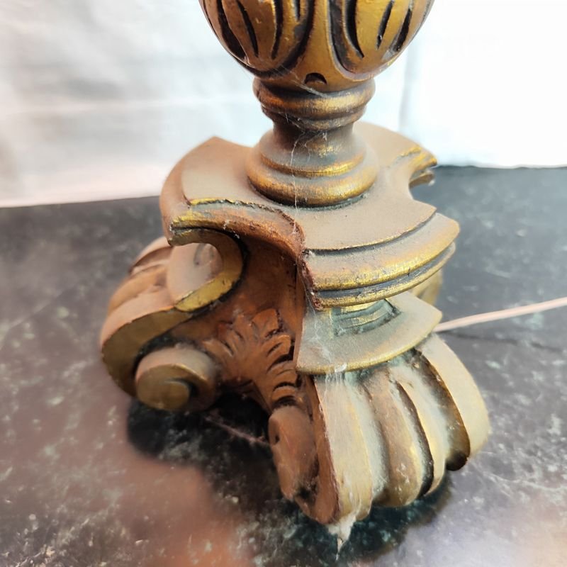 Lámpara antigua de madera esculturada con pantalla - imagen 2