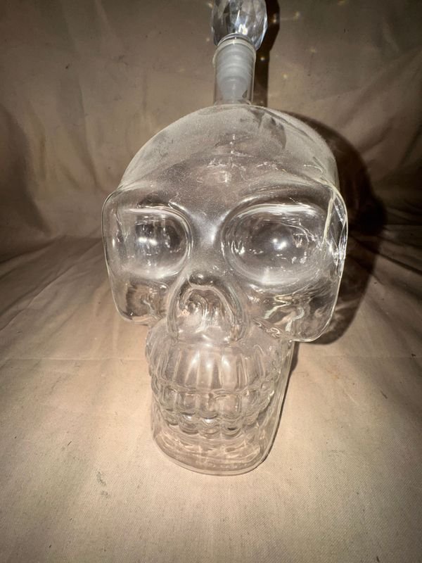 Porrón de Vidrio Transparente con Tapa de Cristal Diseño Calavera - imagen 1