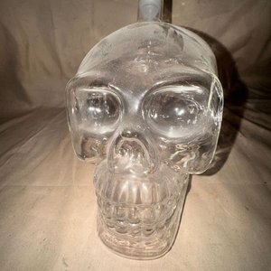 Lote siguiente: Porrón de Vidrio Transparente con Tapa de Cristal Diseño Calavera