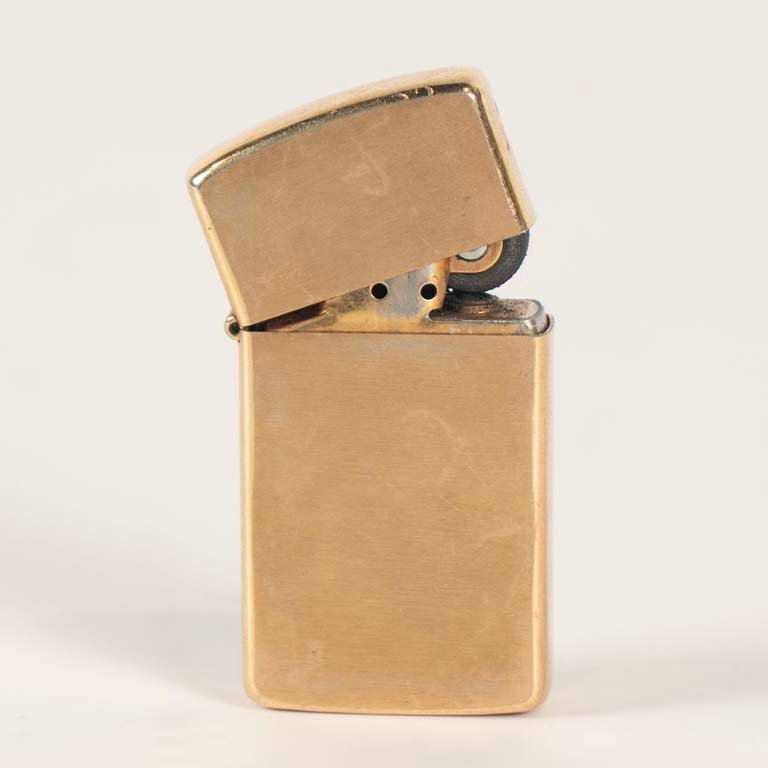 Lote siguiente: Encendedor Zippo de oro hecho en USA
