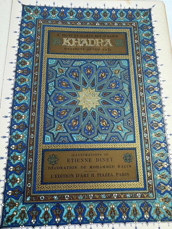 Libro de KHADRA con diseños coloridos y materiales variados - imagen 4
