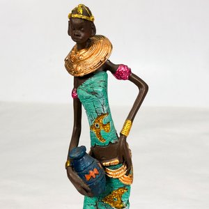 Figura Africana Decorativa en Pasta Celeste con Detalles Dorados y Rojos - imagen 2