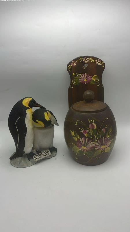 Lote siguiente: Dúo de adornos decorativos con penguin y florales