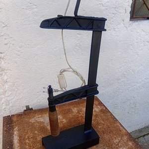 Lámpara de Mesa con Prensa o Sargento, Instalación Nueva - imagen 3