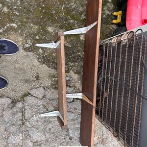 Lote siguiente: Dos Estantes de Madera con Soportes Metálicos
