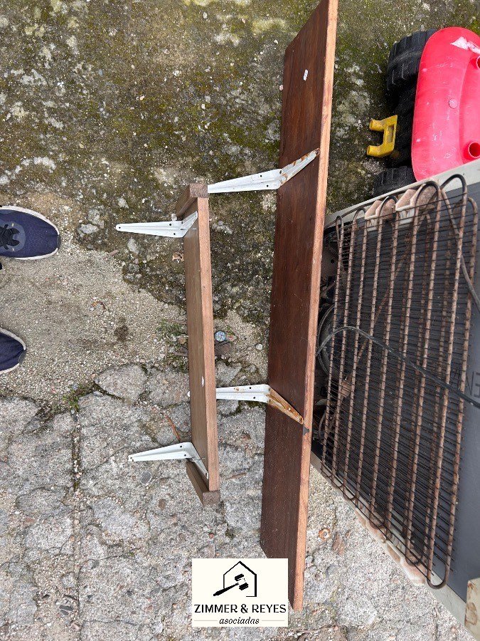 Dos Estantes de Madera con Soportes Metálicos