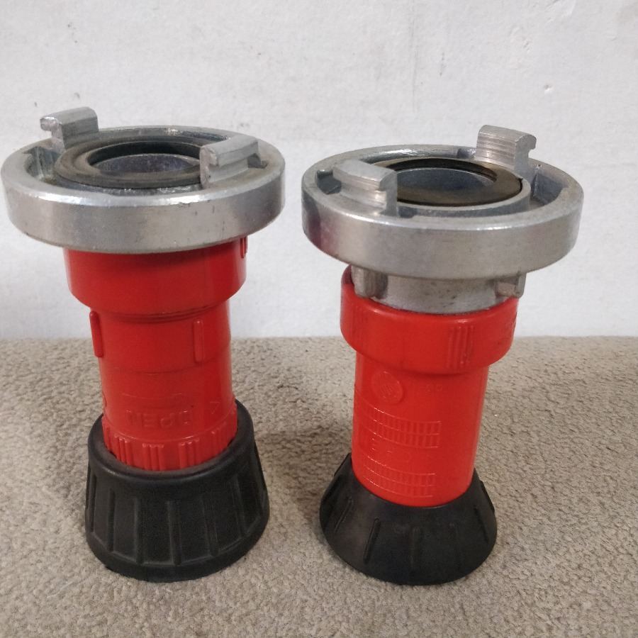 Lote siguiente: Dispositivos de extinción de incendios y accesorios