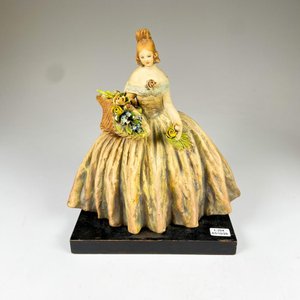 Lote siguiente: Figura de ceramica italiana dama con flores, firmada Cachapotte altura 28 cm